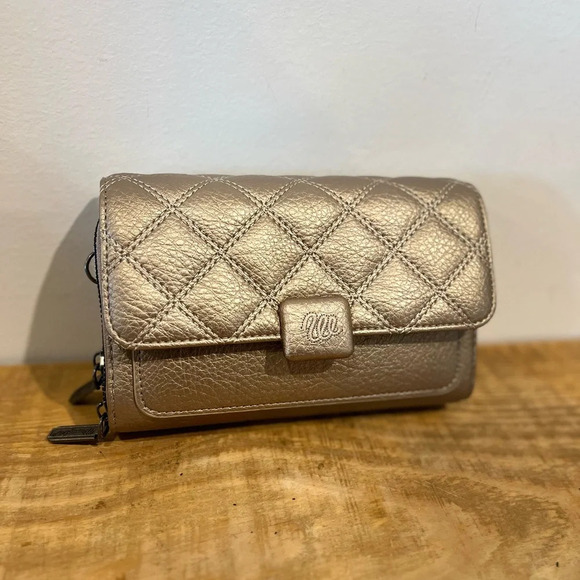 Wrangler‎ metallic quilted crossbody bag with guitar type strap NWOT - Picture 1 of 10